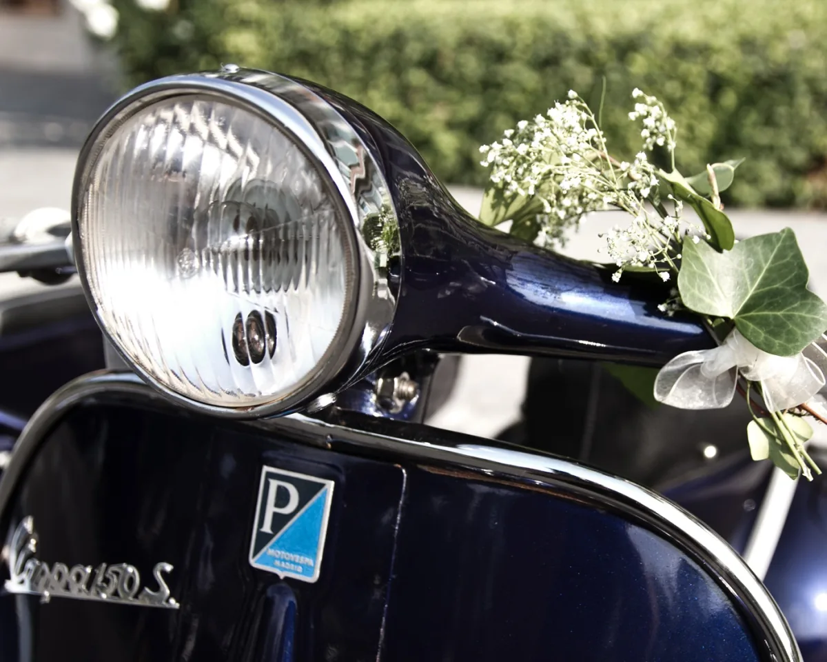 Vespa clásica integrada en una celebración de boda