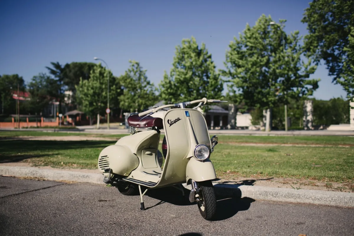 Vespa clásica en una sesión fotográfica editorial
