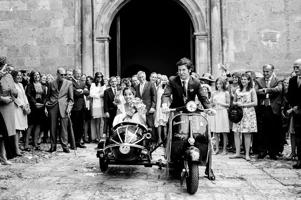 Los novios llegan a la iglesia en una Vespa clásica con sidecar