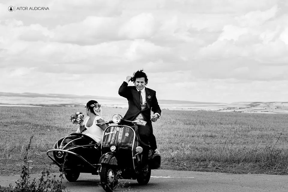 Vespa con sidecar en blanco y negro sobre un camino
