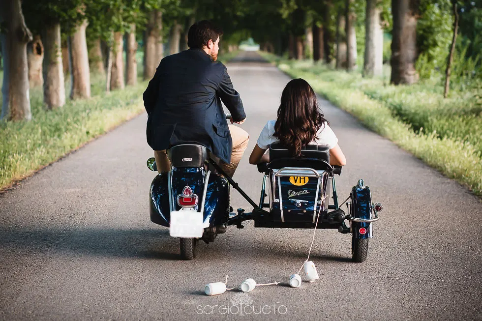 Vespa con sidecar por un camino arbolado