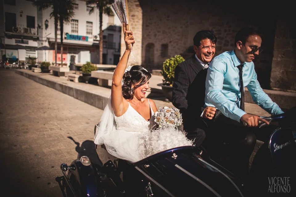 Escena de una boda con un vehículo clásico