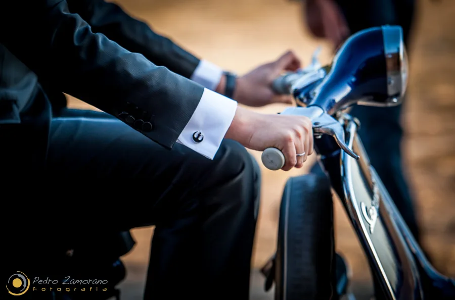 Escena de una boda con un vehículo clásico