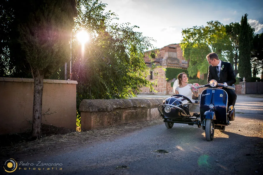 Escena de una boda con un vehículo clásico