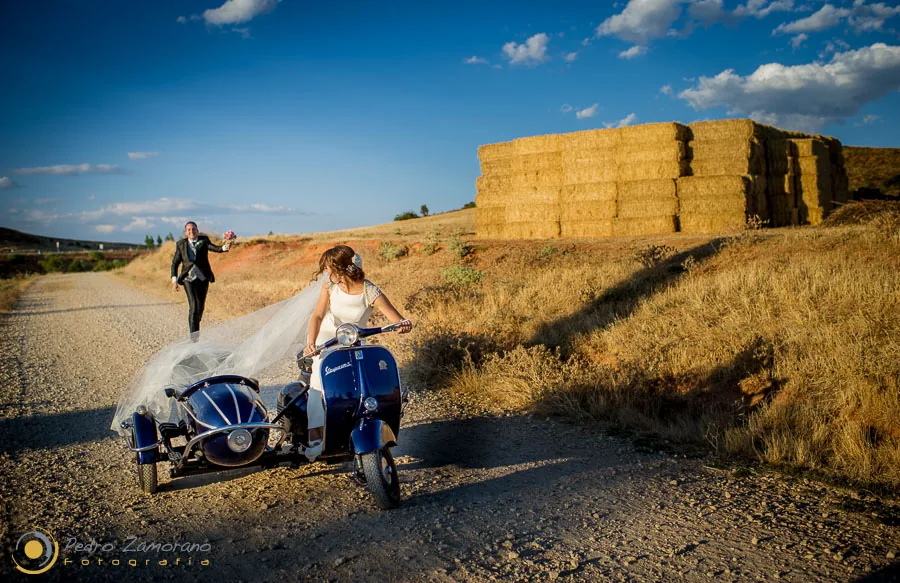 Escena de una boda con un vehículo clásico