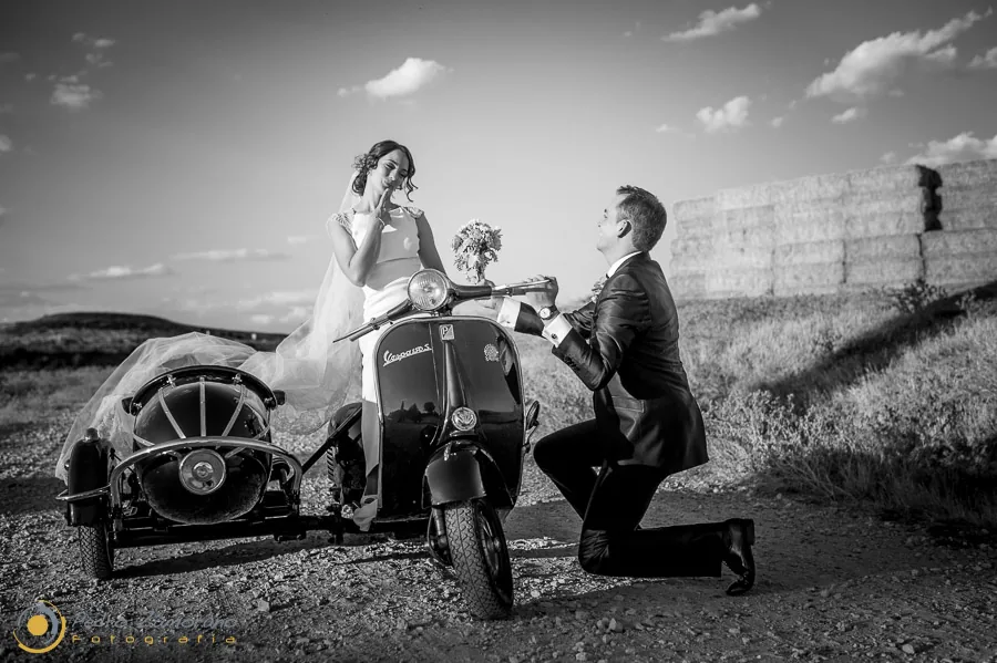 Escena de una boda con un vehículo clásico