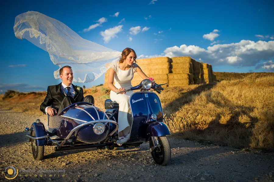 Escena de una boda con un vehículo clásico