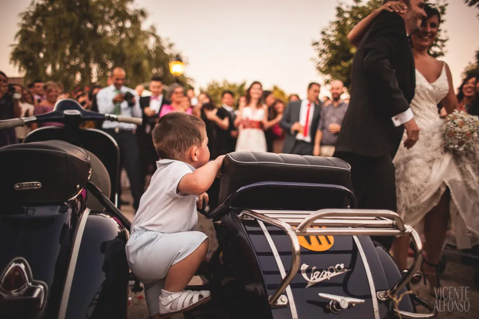 Escena de una boda con un vehículo clásico