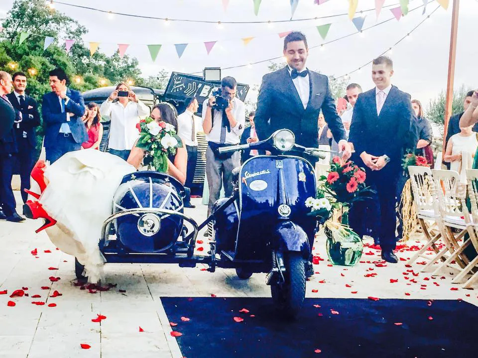 Escena de una boda con un vehículo clásico