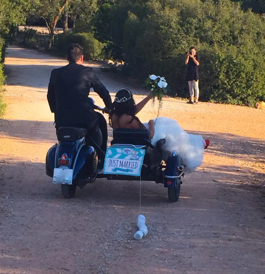 Escena de una boda con un vehículo clásico