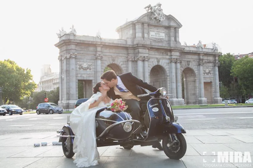 Escena de una boda con un vehículo clásico