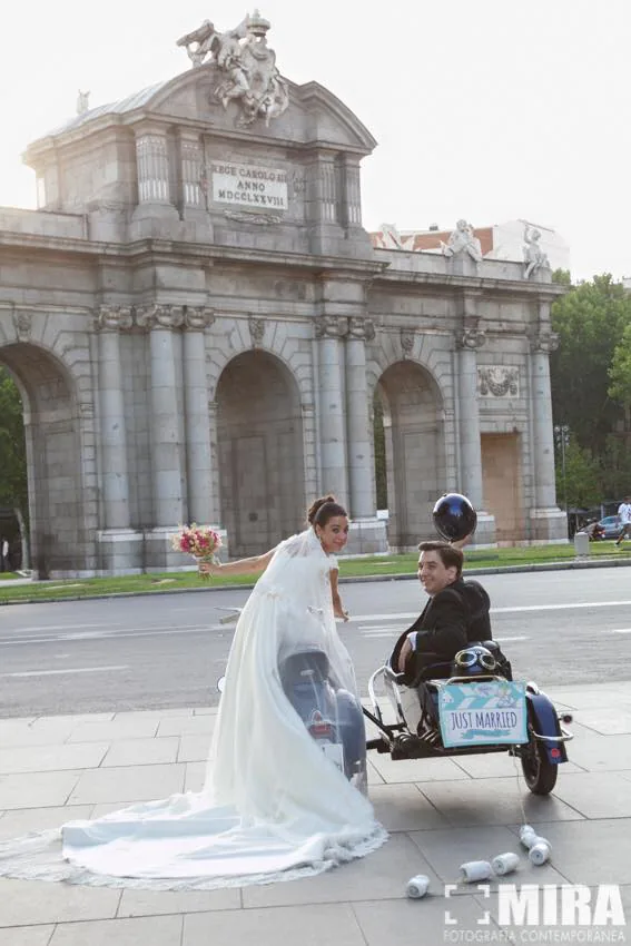 Escena de una boda con un vehículo clásico
