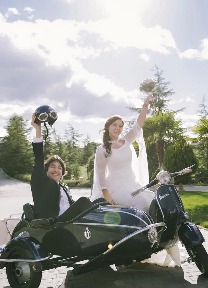 Escena de una boda con un vehículo clásico