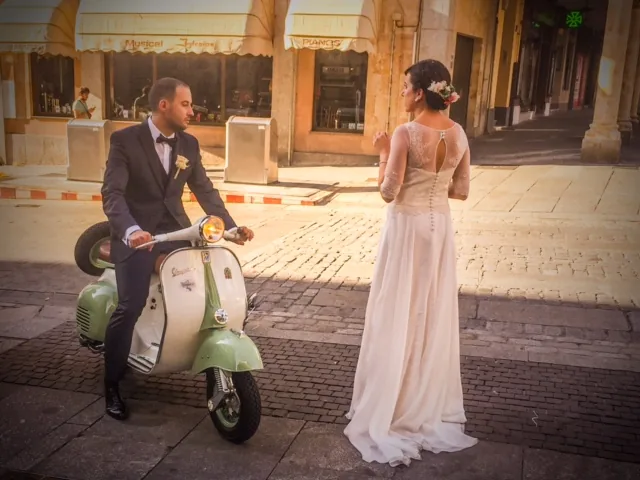 Escena de una boda con un vehículo clásico