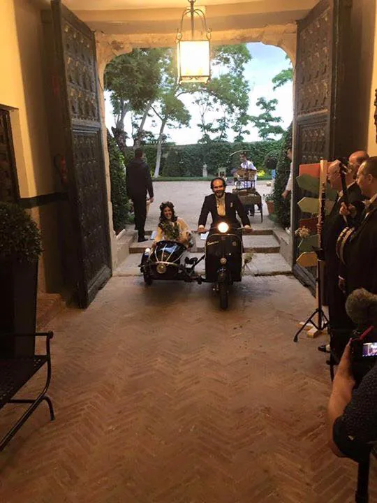 Escena de una boda con un vehículo clásico