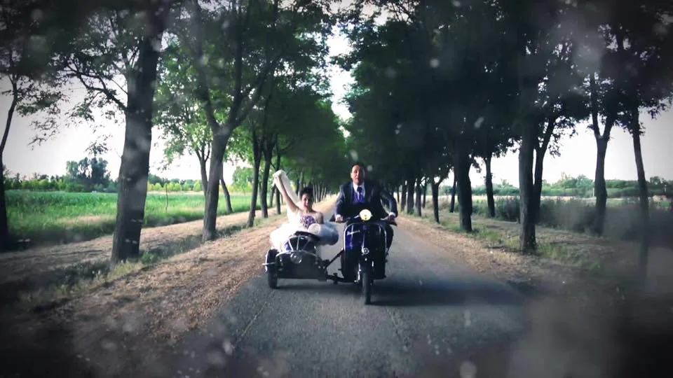 Escena de una boda con un vehículo clásico