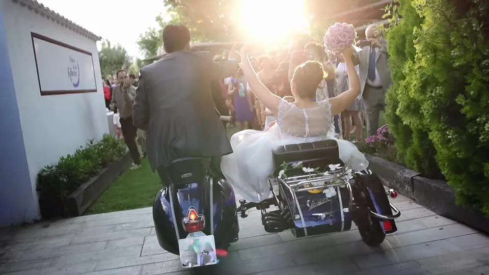Escena de una boda con un vehículo clásico