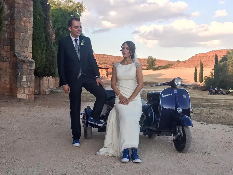 Escena de una boda con un vehículo clásico