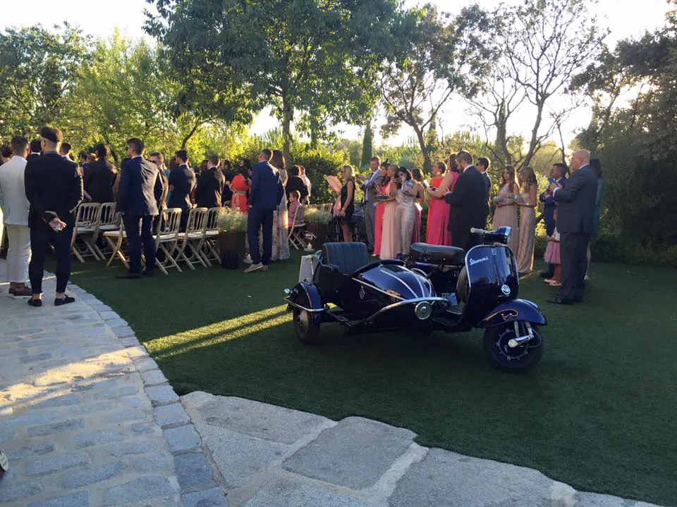 Escena de una boda con un vehículo clásico