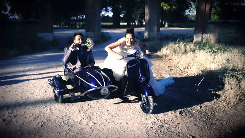 Escena de una boda con un vehículo clásico