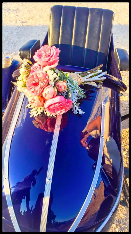 Escena de una boda con un vehículo clásico