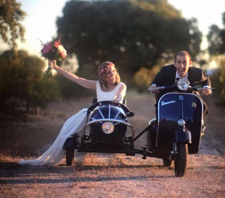 Escena de una boda con un vehículo clásico