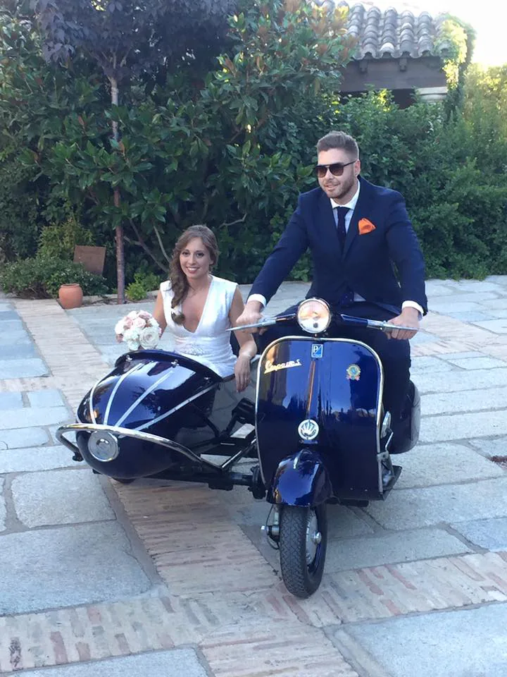 Escena de una boda con un vehículo clásico