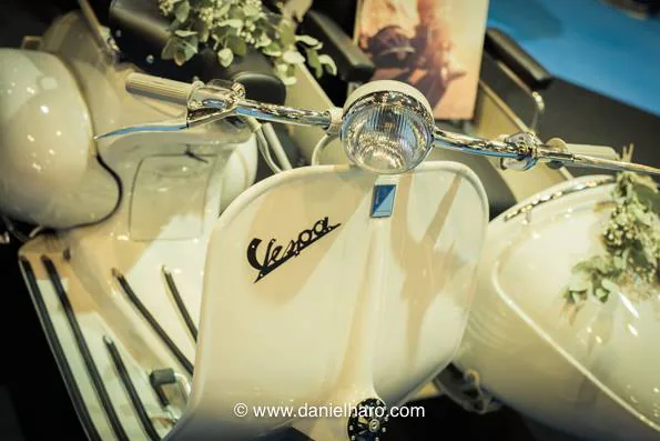 Escena de una boda con un vehículo clásico