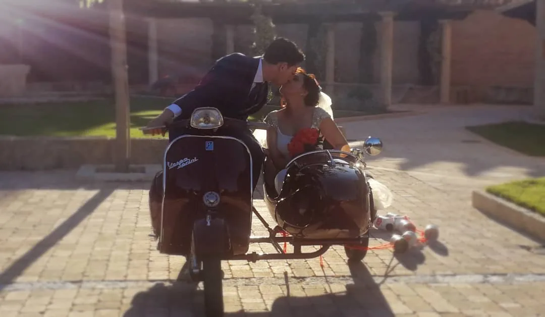 Escena de una boda con un vehículo clásico