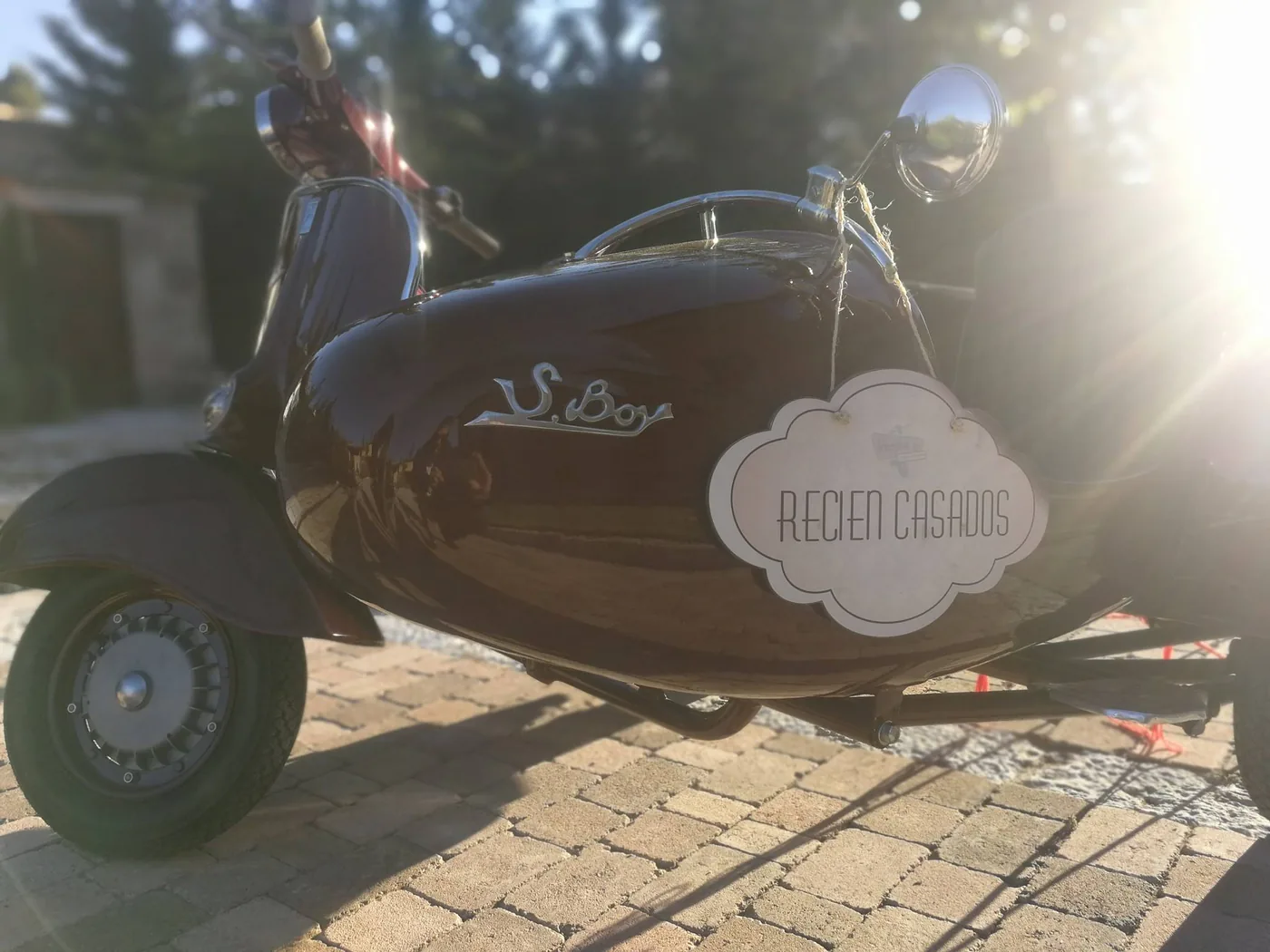 Escena de una boda con un vehículo clásico