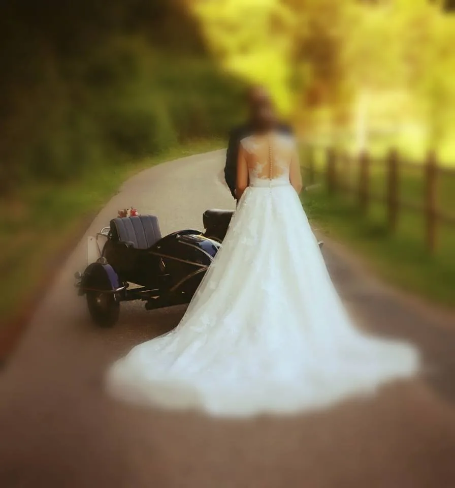 Escena de una boda con un vehículo clásico