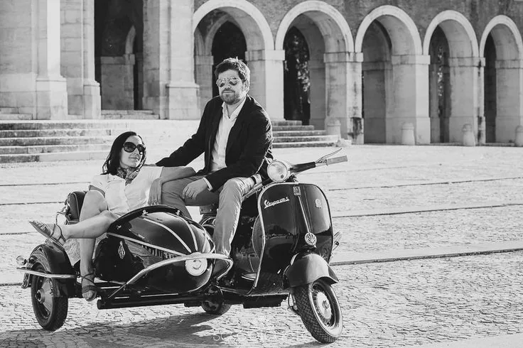 Escena de una boda con un vehículo clásico