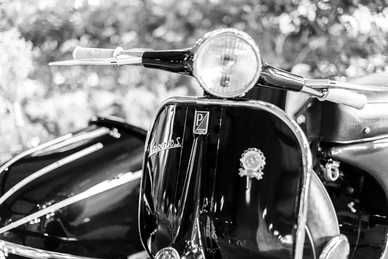 Escena de una boda con un vehículo clásico