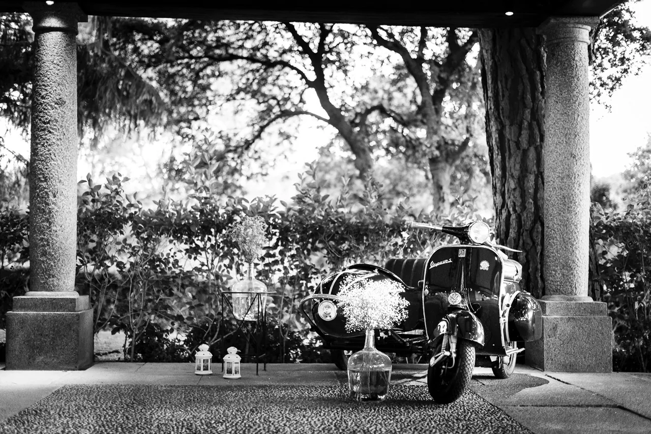 Escena de una boda con un vehículo clásico