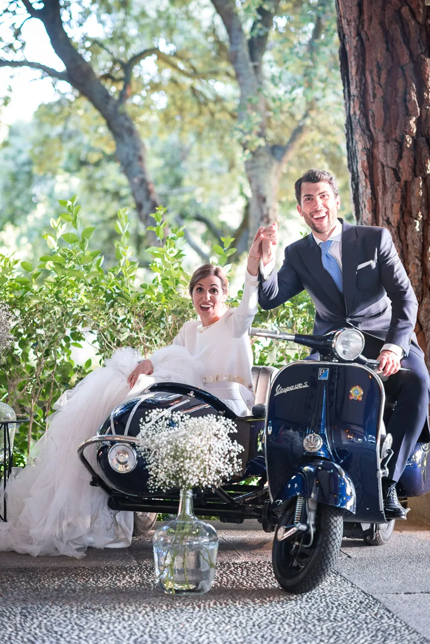 Escena de una boda con un vehículo clásico