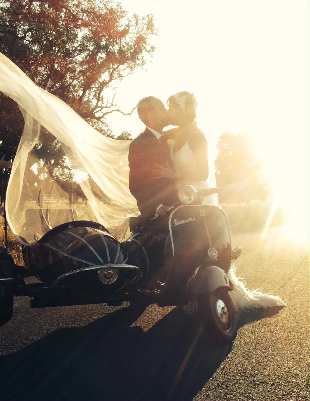Escena de una boda con un vehículo clásico
