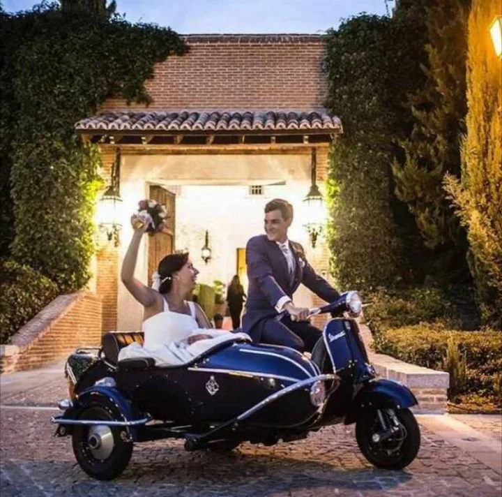 Escena de una boda con un vehículo clásico