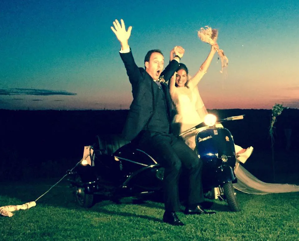 Escena de una boda con un vehículo clásico
