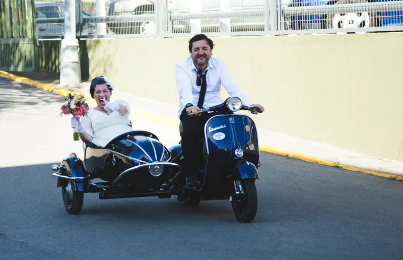 Escena de una boda con un vehículo clásico
