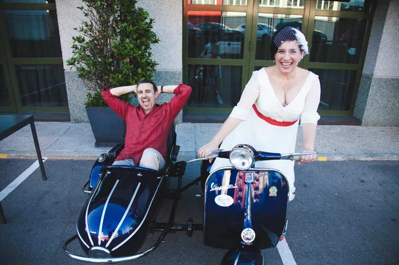 Escena de una boda con un vehículo clásico