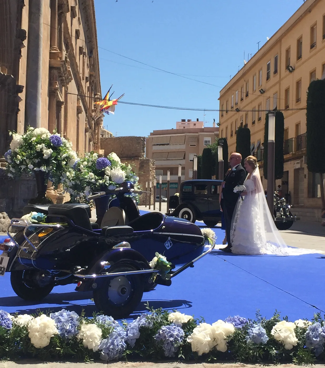 Escena de una boda con un vehículo clásico
