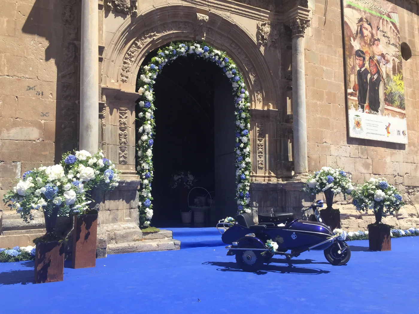 Escena de una boda con un vehículo clásico