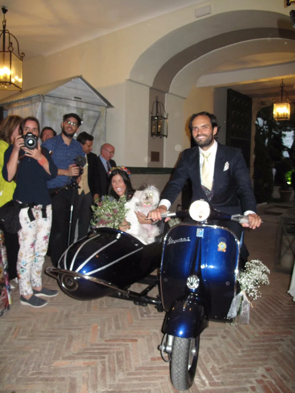 Escena de una boda con un vehículo clásico