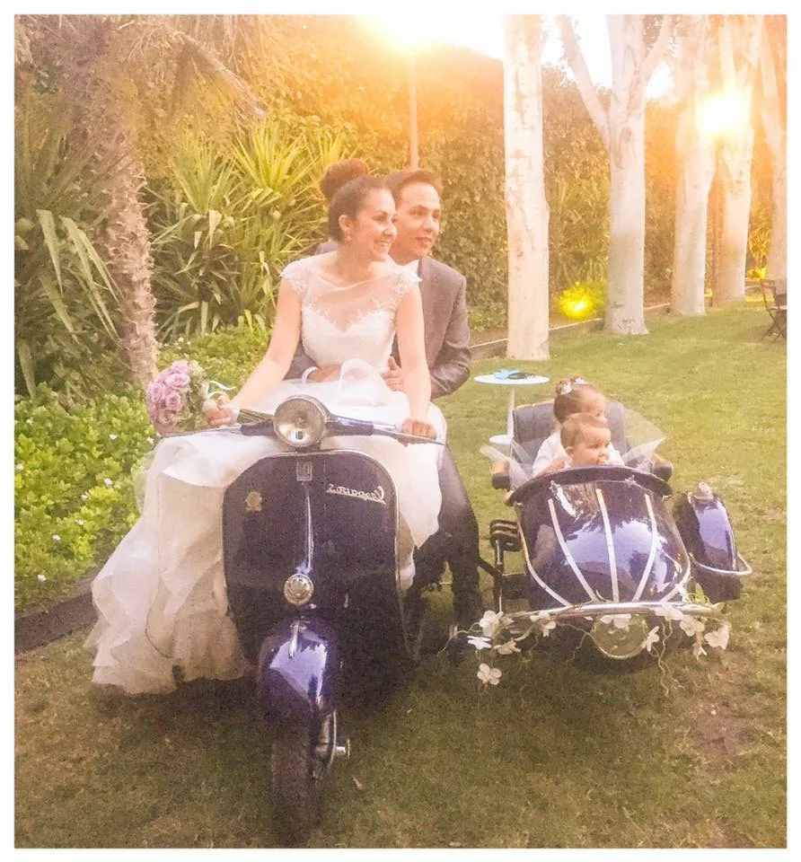 Escena de una boda con un vehículo clásico