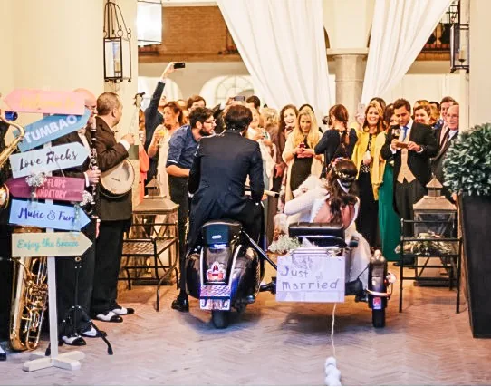 Escena de una boda con un vehículo clásico