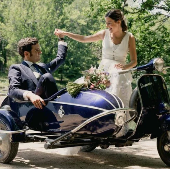 Escena de una boda con un vehículo clásico