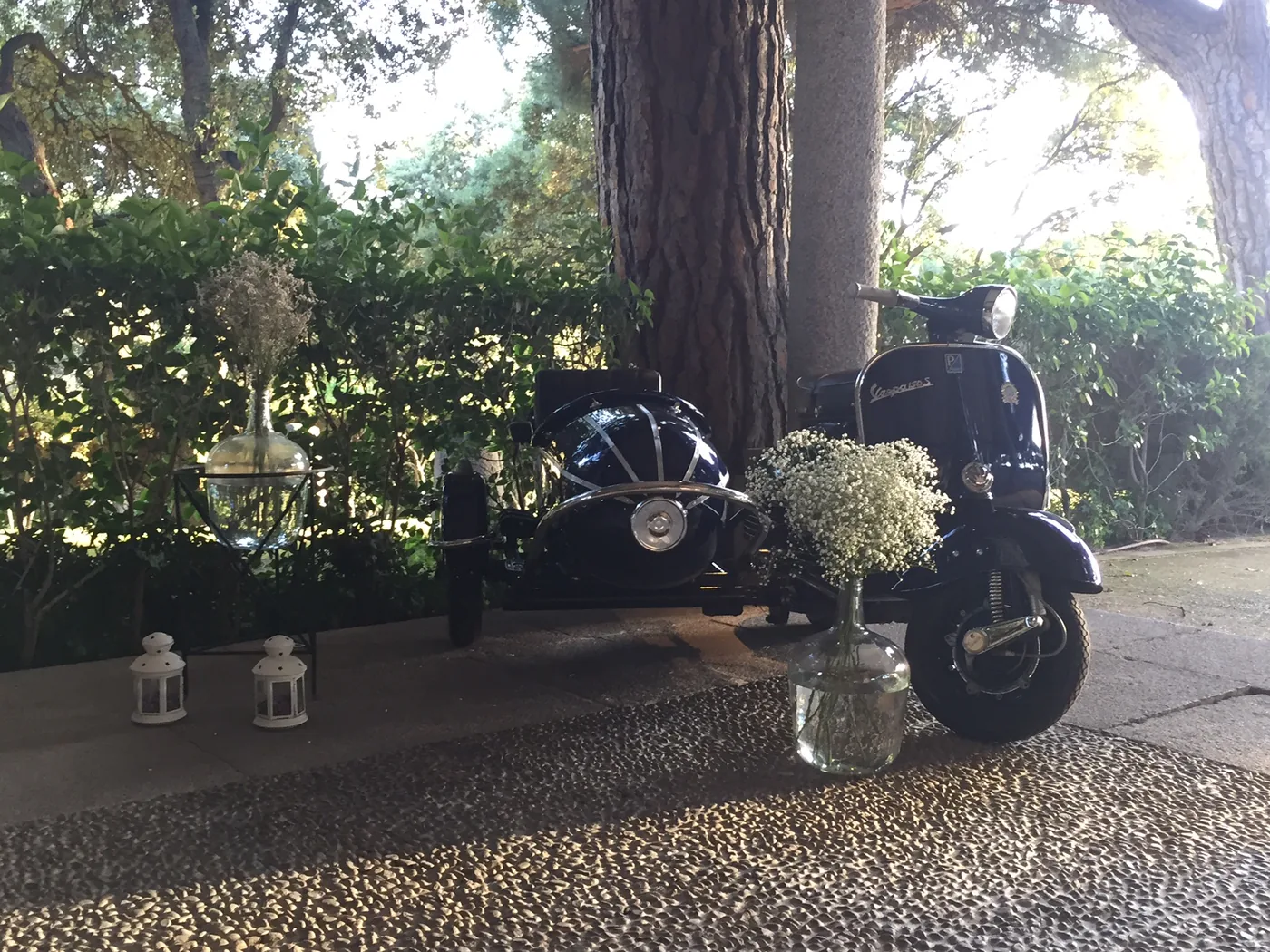 Escena de una boda con un vehículo clásico