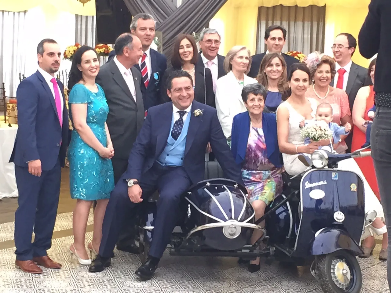 Escena de una boda con un vehículo clásico
