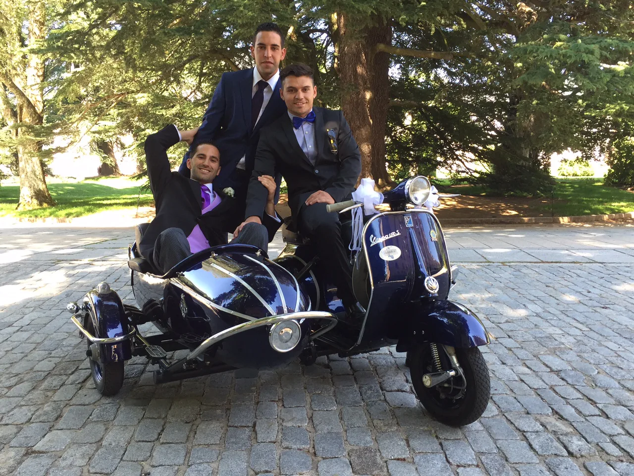 Escena de una boda con un vehículo clásico