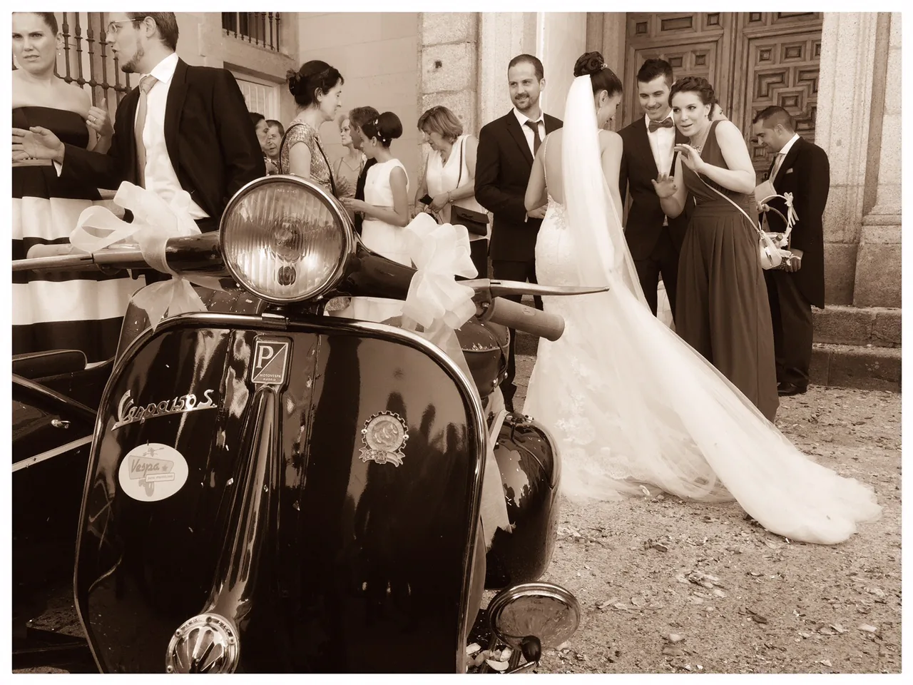 Escena de una boda con un vehículo clásico